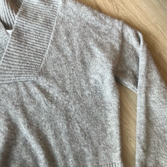 ** Evereve Women's Vneck cross long sleeve sweater Small Gray Beige - Picture 5 of 10